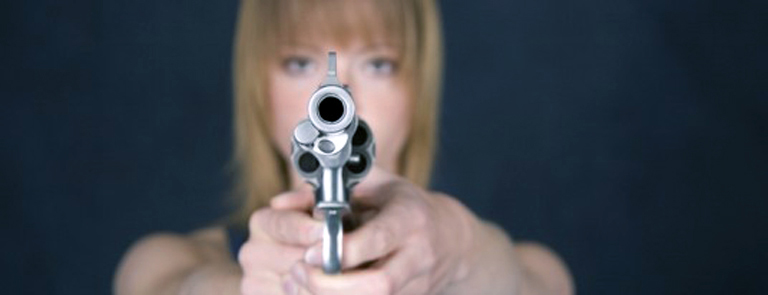 Frau mit Waffe