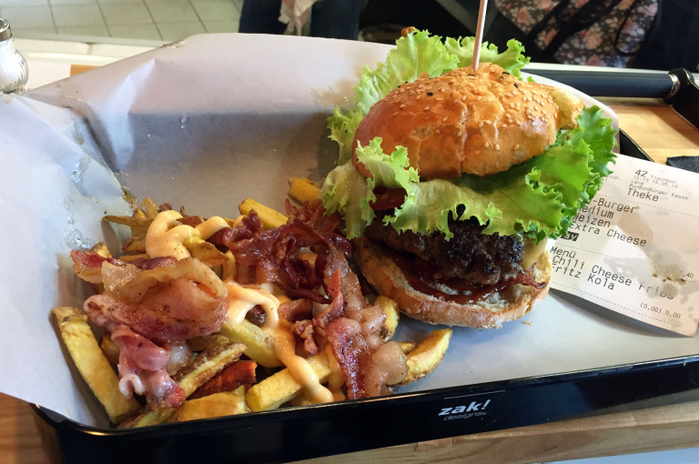 BBQ-Burger mit Chili Cheese Fries bei BunBun Burger