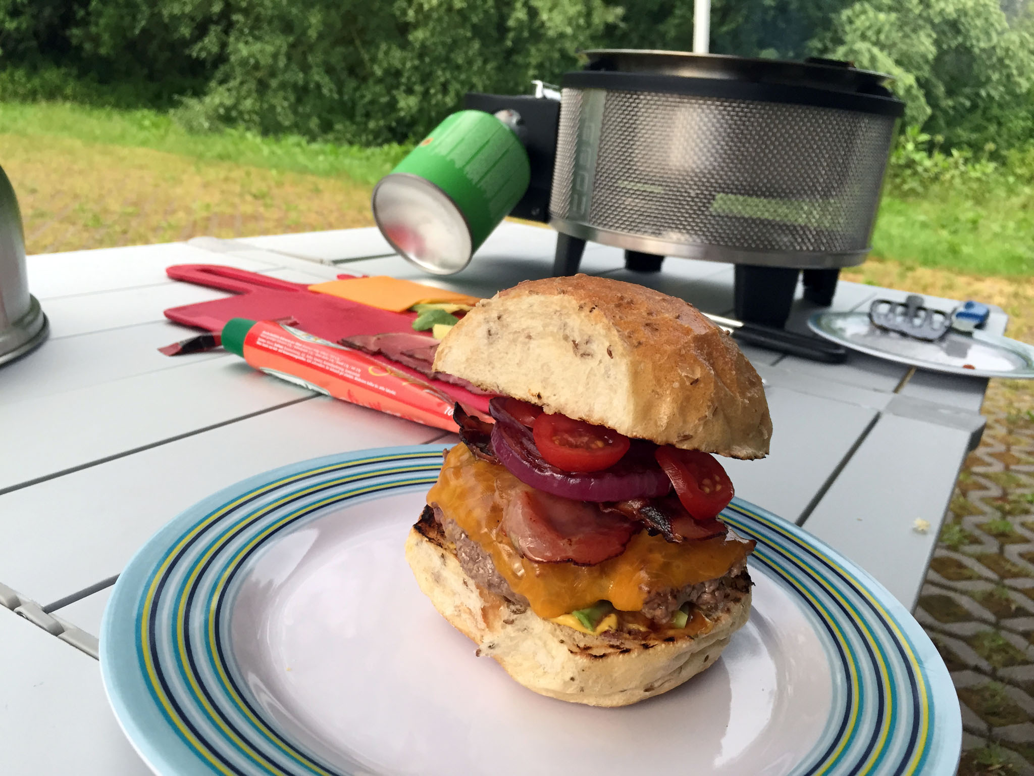 Rezept: WoMo-Burger (BBQ-Bacon-Cheese) auf dem Cobb-Grill ⃰⃰ #WeLoveBurger