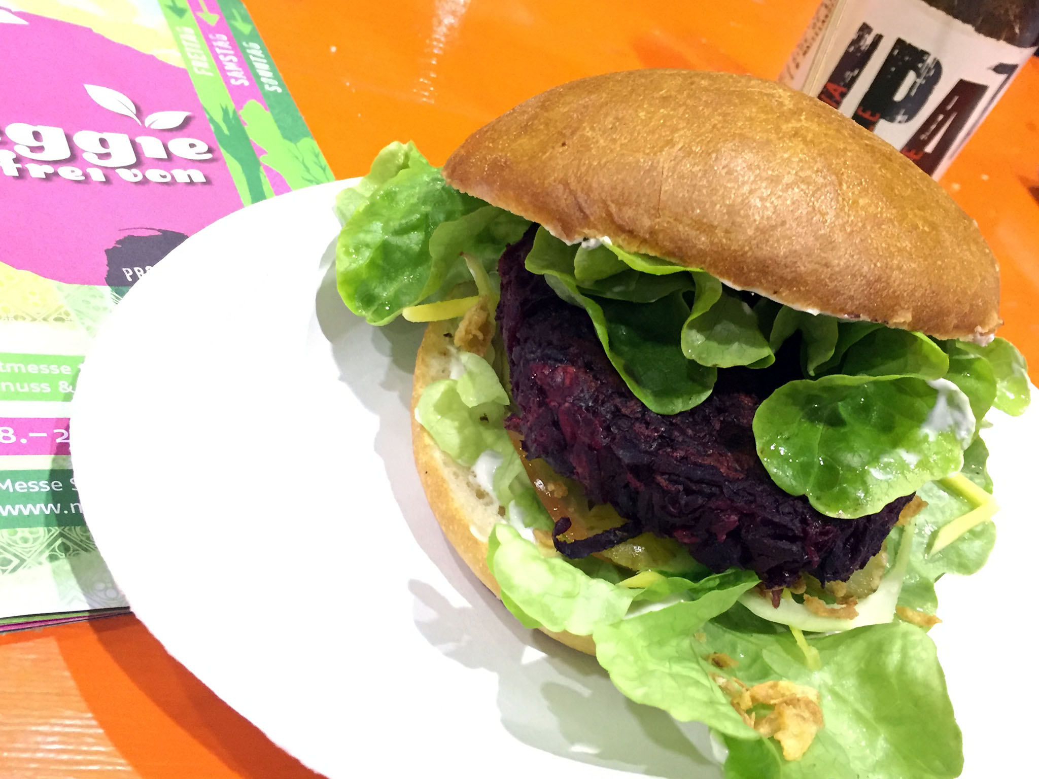 Rote Bete Burger am Food Truck von Soja Time Street Veggie #veggiefreivon16